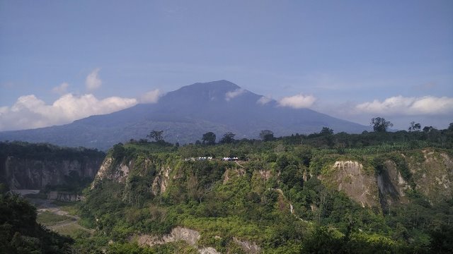 Panorama Ngarai Sianok dan Gunung Singgalang dilihat dari Taman Panorama Bukittinggi