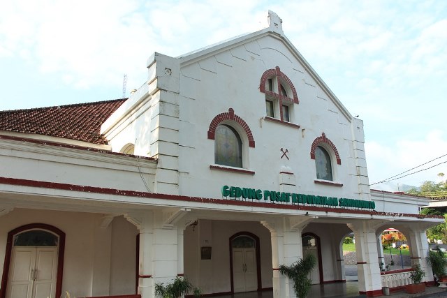 Gedung Pusat Kebudayaan Sawahlunto, kalau malam hari dijadikan tempat nongkrong yang asik lho