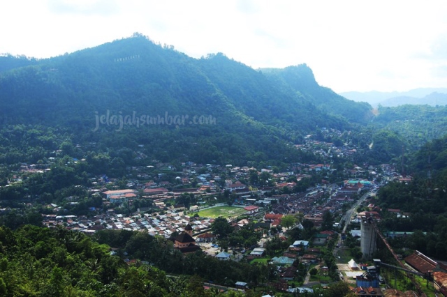 Pemandangan Kota Sawahlunto dilihat dari Puncak Cemara