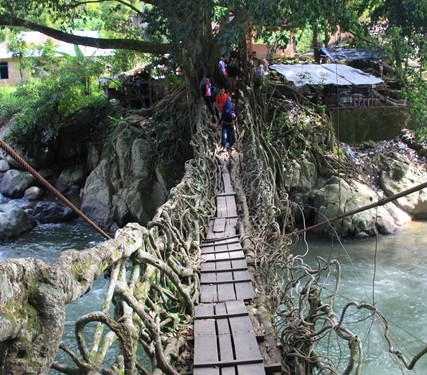 Pada dasar jembatannya diberi penopang dari kayu guna memudahkan pengunjung berjalan diatas jembatan