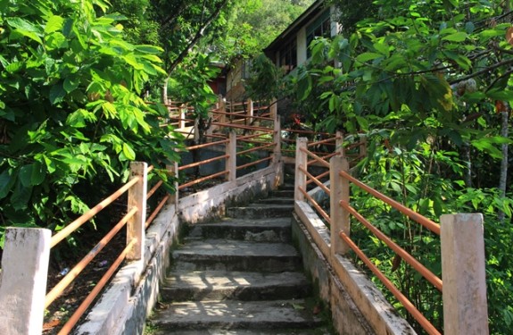 Untuk sampai ke Jembatan Akar Bayang, tiap pengunjung diharuskan menuruni anak tangga terlebih dahulu