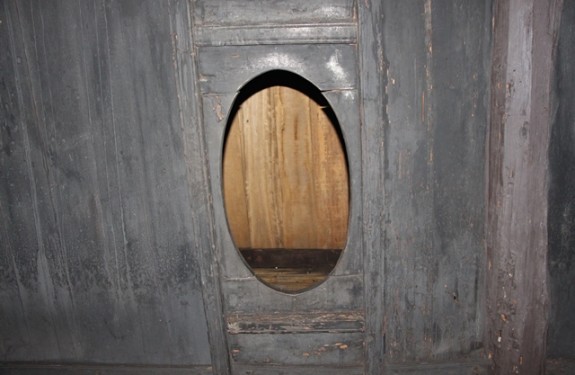 Pintu kamar di Rumah Adat Kampai Nan Panjang yang berbentuk oval