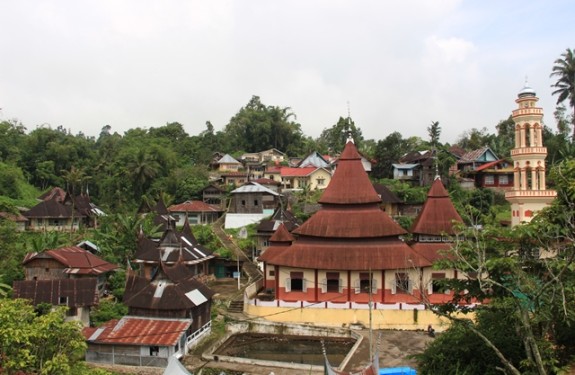 Masjid Ishlah dilihat dari Situs Prasasti Pariangan