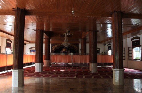 Ruangan Masjid Ishlah, lantainya terasa hangat lho.
