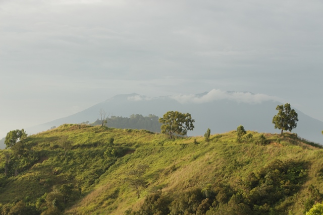 Pemandangan lainnya yang bisa didapat di Aua Sarumpun adalah siluet dari gunung - gunung dari kejauhan