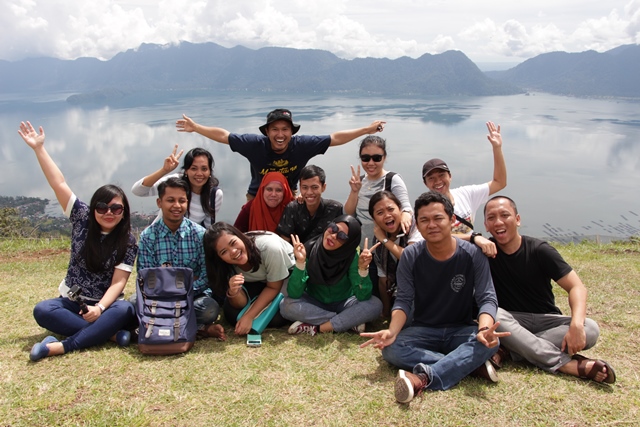 Di hari pertama kami mengunjungi Lawang Park untuk menyaksikan keindahan Danau Maninjau dari ketinggian