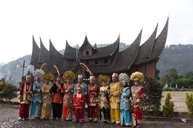 Mengenakan pakaian adat Minang di Istana Basa Pagaruyung