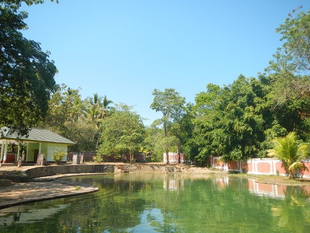 Kolam lainnya yang ada di dalam kompleks obyek wisata pemandian air panas Mengeruda, di kolam ini rasa panas pada airnya sudah berkurang