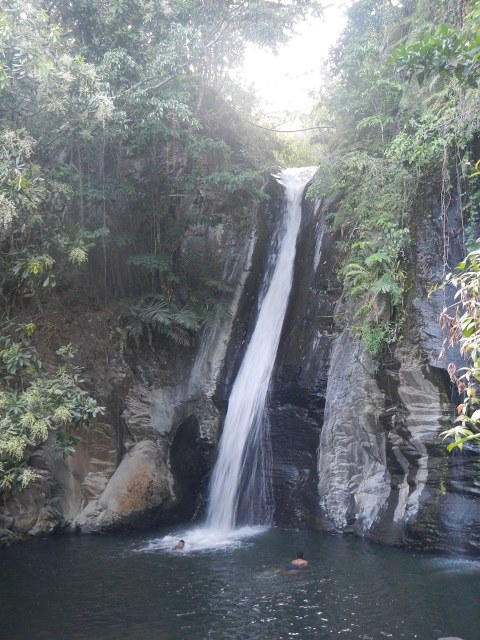 Air Terjun Murundao yang berada di Desa Moni, di sore hari banyak warga lokal yang bermain disini. 