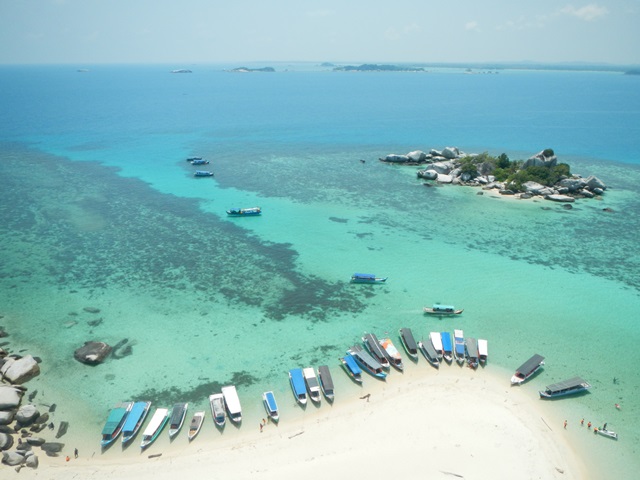 Kapal wisata yang sedang parkir di Pulau Lengkuas yang merupakan salah satu destinasi favorit di Belitung