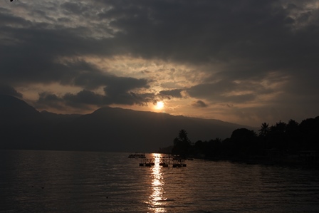 Panorama sunset di tepian Danau Singkarak