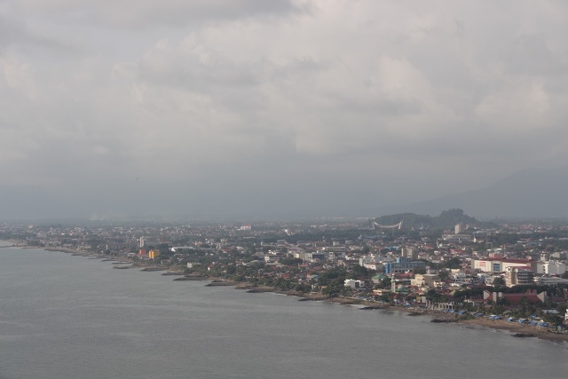Landscape panorama di arah timur berupa garis pantai Padang serta bangunan - bangunan yang ada di Kota Padang