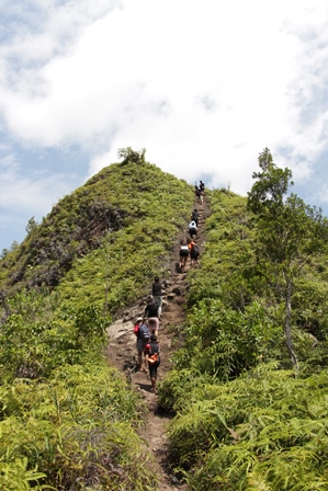 Trek menuju puncak Bukit Pasumpahan, yang di foto ini adalah tanjakan yang kedua