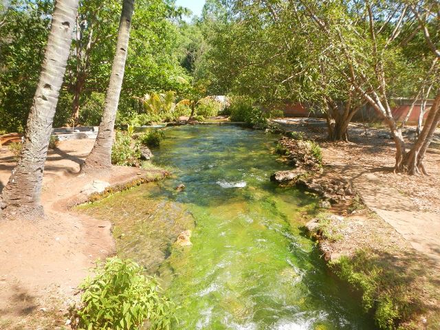 Sumber air panas yang mengalir di sungai, tempat ini merupakan area favorit bagi pengunjung yang membawa serta keluarganya