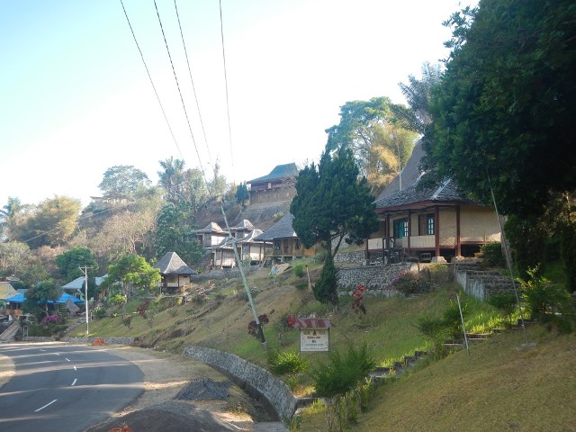 Sao Ria, salah satu penginapan yang terdapat di Desa Moni