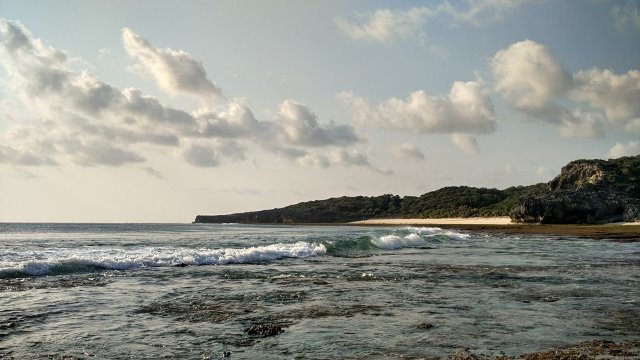 Pantai Bo'a merupakan salah satu pantai yang menjadi tempat favorit bagi penggemar selancar