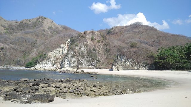 Pantai disisi sebelah kanan yang dihiasi jajaran karang