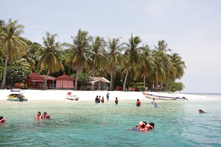 Pulau Pagang yang airnya jernih banget 