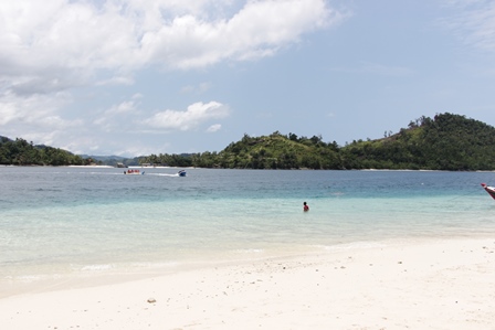 Pulau Pagang diselimuti oleh jutaan pasir putih nan halus