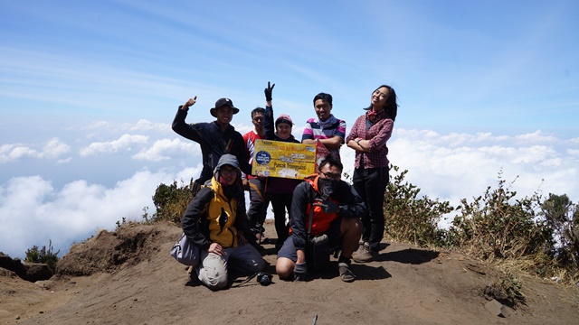 Foto bersama saat tiba di Puncak Triangulasi yang merupakan titik tertinggi Gunung Merbabu
