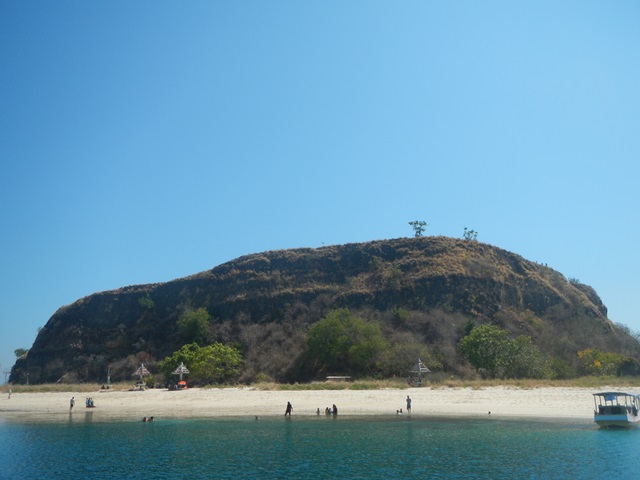 Pulau Rutong, dari kejauhan nampak pasir pantainya yang putih, ditengahnya terdapat bukit yang bisa didaki