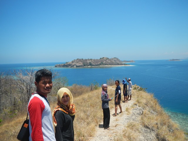 Kami saat di puncak bukit Pulau Rutong