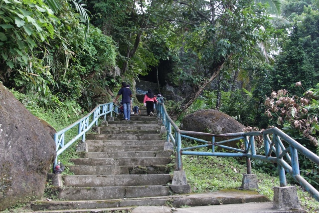 Menuju Puncak Gunung Padang, pengunjung akan melewati anak tangga yang telah dibeton serta diberi pengaman pada tiap sisinya sehingga aman untuk dilewati