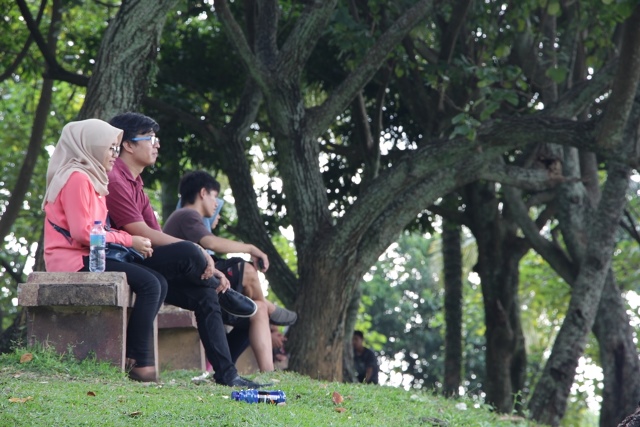 Muda - mudi menghabiskan waktu bersama di Taman Siti Nurbaya