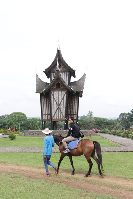Menunggang kuda juga bisa kamu lakukan di Istana Pagaruyung, cukup bayar Rp 5.000 aja