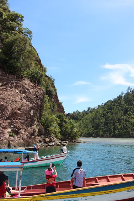 Cliff jump di Pulau Sironjong Ketek