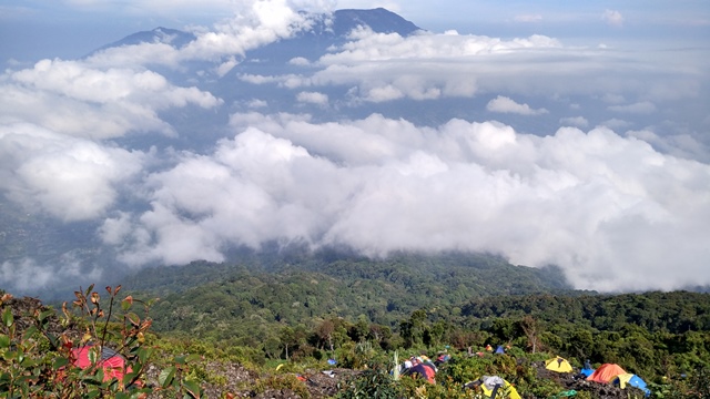 Gunung Singgalang bersama Gunung Tandikek dilihat dari Cadas Gunung Singgalang