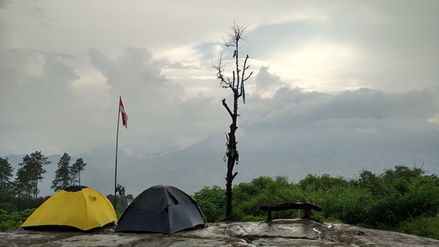Pesanggrahan Gunung Marapi, tempat asik buat kemping ceria sembari menyaksikan keindahan Gunung Singgalang