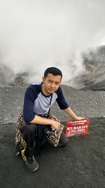 Bang Rangga yang akhirnya menyentuh titik tertinggi Gunung Marapi dimana pada pendakian sebelumnya ia dihalangi oleh badai dan kabut pekat