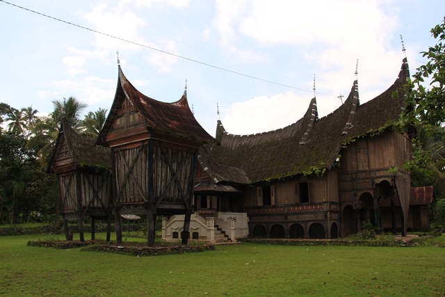 Rumah Gadang Datuak Bandaro Kuniang didirikan pada tahun 1906, artinya usianya telah lebih 100 tahun