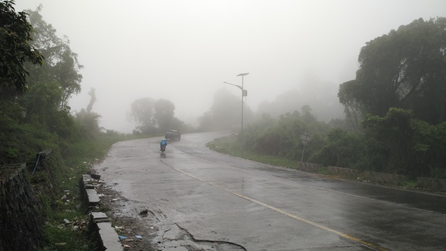 Hujan dan kabut ketika kami melintasi jalan di Pegunungan Sitinjau atau akrab disebut Sitinjau Lauik