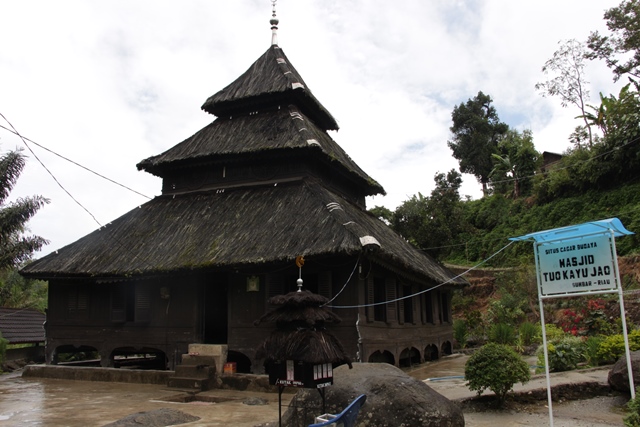 Masjid Tuo Kayu Jao di Nagari Batang Baru, Kabupaten Solok. Konon masjid ini merupakan masjid tertua di Sumatera Barat yang didirikan pada tahun 1599