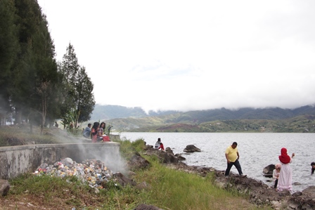Sampah - sampah dari wisatawan yang diatasi dengan cara dibakar menimbulkan asap dengan bau busuk