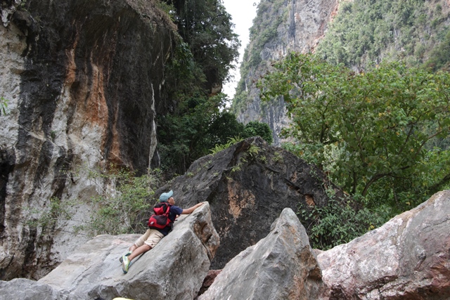 Batu - batu berukuran besar di tepi Sungai Batang Kuantan
