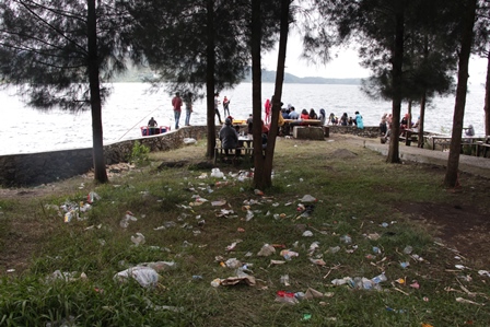 Sampah - sampah berserakan dimana - dimana, miris melihat tingkah laku wisatawan yang kurang bertanggung jawab