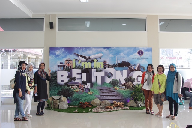 Foto di banner I am in Belitong yang ada di Terminal Kedatangan Bandara HAS Hanandjoeddin