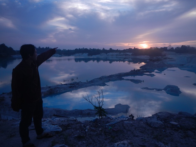 Menurut saya, paling asik mengunjungi Danau Kaolin disaat menjelang matahari terbit