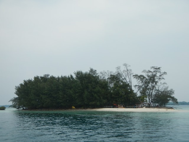 Pulau Dolphin, pulau kecil tanpa penghuni serta tanpa fasilitas MCK!