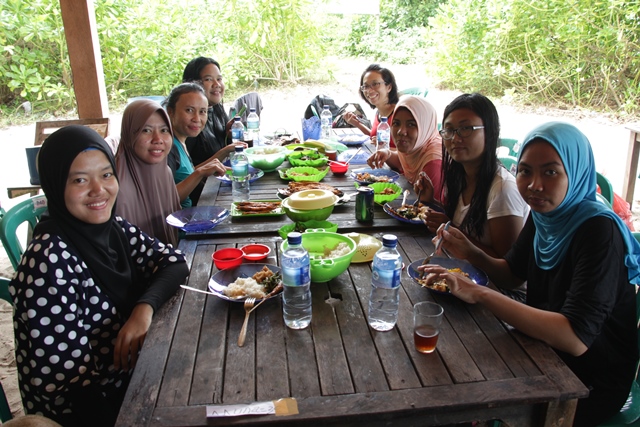 Makan siang di Pulau Kepayang, sea food ala Belitung, huummm nyamm