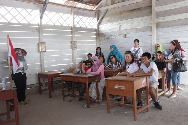 Suasana ruang kelas di replika SD Muhammadiyah Gantong