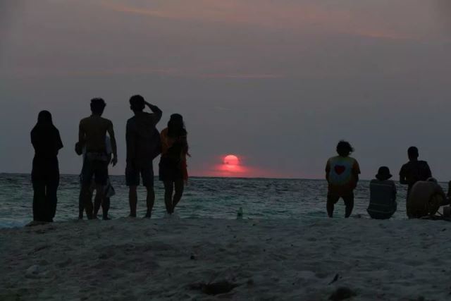 Menikmati sunset di Pulau Dolphin