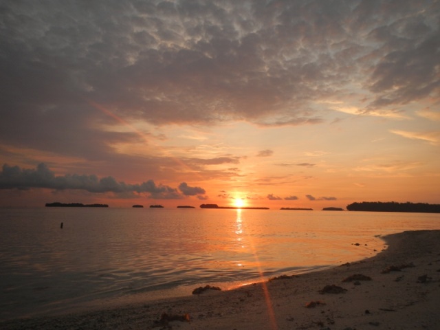Sunset di Pulau Papatheo, keren kan?