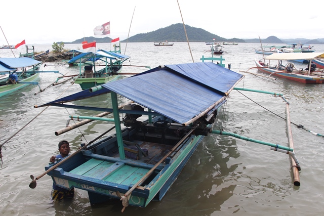 Perahu wisata di Dermaga Ketapang yang memiliki cadik dikanan kirinya