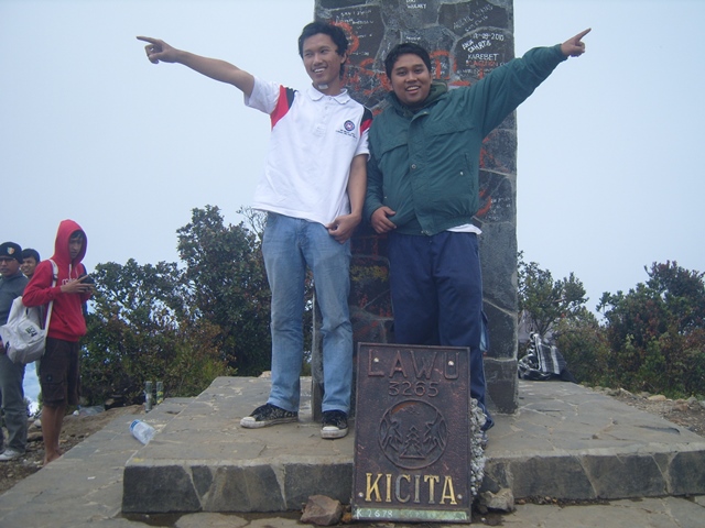 Saya dan Faishal berhasil mencapai puncak pada pendakian debut ini