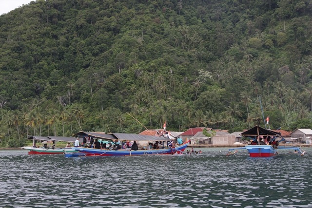 Kapal - kapal wisata yang sedang lego jangkar di spot snorkeling sekitar Pulau Pahawang Besar