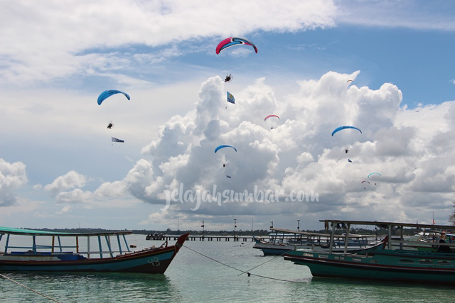 Paragliding berwarna - warni menghiasi langit di sekitar Pantai Tanjung Kelayang